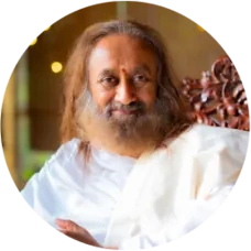 Gurudev Sri Sri Ravi Shankar duke buzëqeshur