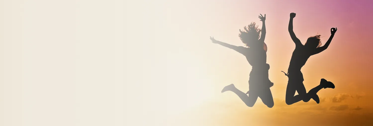 Two teenagers silhouetted jumping with raised arms against an orange and purple sunset, expressing joy and freedom. Deux adolescents en silhouette sautant avec les bras levés contre un coucher de soleil orange et violet, exprimant la joie et la liberté.