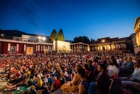 Gurudev Sri Sri Ravi Shankar leitet eine Meditationssitzung