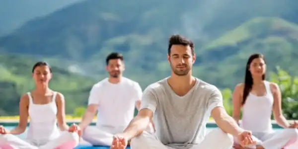 Die Kunst der Stille: In diesem Kurs erlernst du Pranayamas, Mudras sowie fortgeschrittene Meditationstechniken und entspannst in tiefen Meditationen.