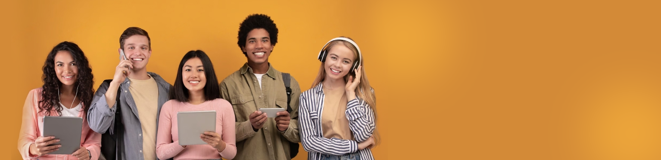 Grupo de adolescentes sonrientes sobre un fondo naranja, captando el ambiente alegre de un taller para adolescentes.