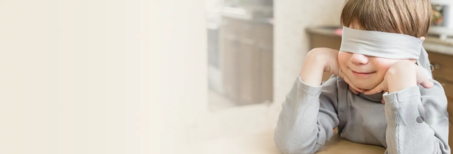 Niño con una venda en los ojos, aprendiendo a desarrollar habilidades intuitivas a través del Proceso de Intuición.