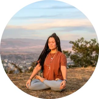 Una mujer practicando sudarshan kriya para refinar y refrescar la práctica durante la sesión de seguimiento