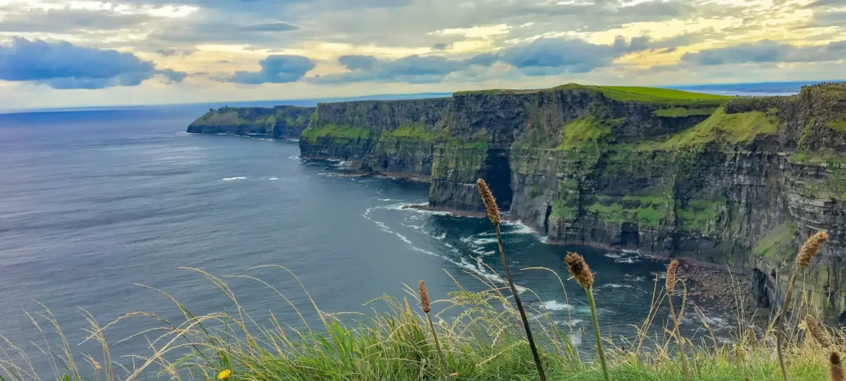 Vue paisible sur la mer avec la falaise à droite