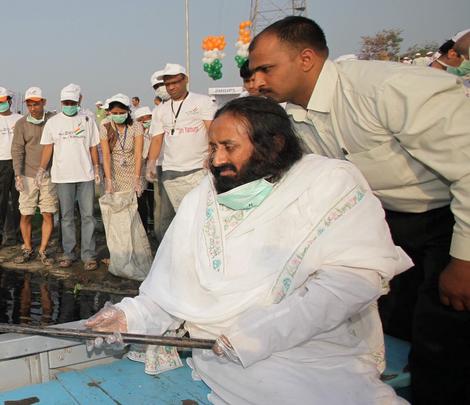 Yamuna Cleaning by Gurudev with volunteer