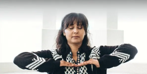 Aprenda as poderosas técnicas de respiração do Sudarshan Kriya