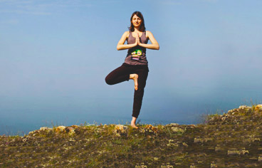 10 Standing yoga asanas that increase strength & balance