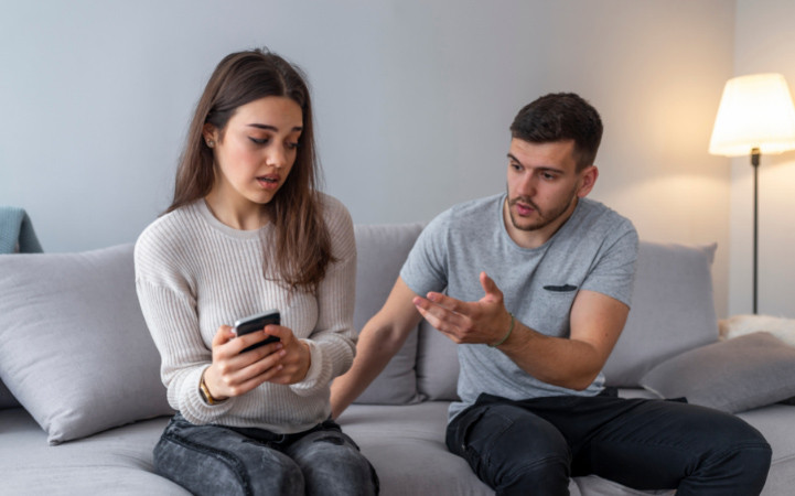 man-jealous-of-woman-holding-phone